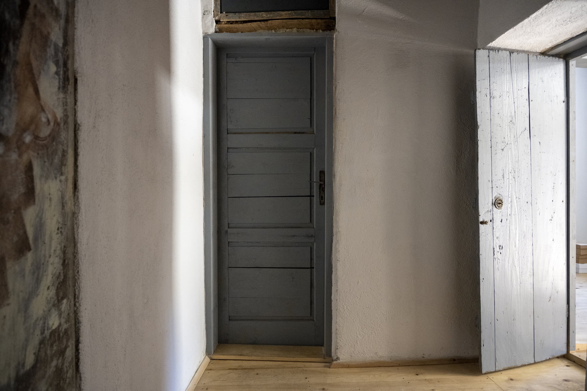 Autostrada Biennale e shndërron historinë në materialin e vet