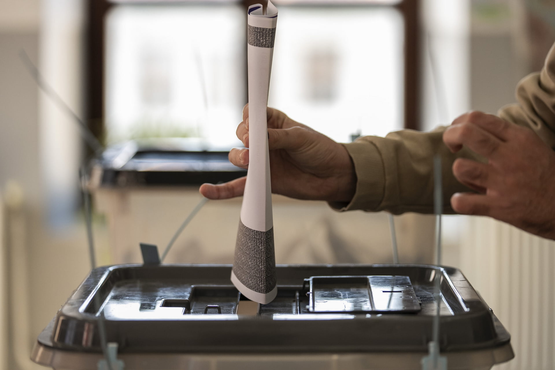 Zgjedhjet lokale sollën ndarje pothuajse të barabartë të pushtetit lokal