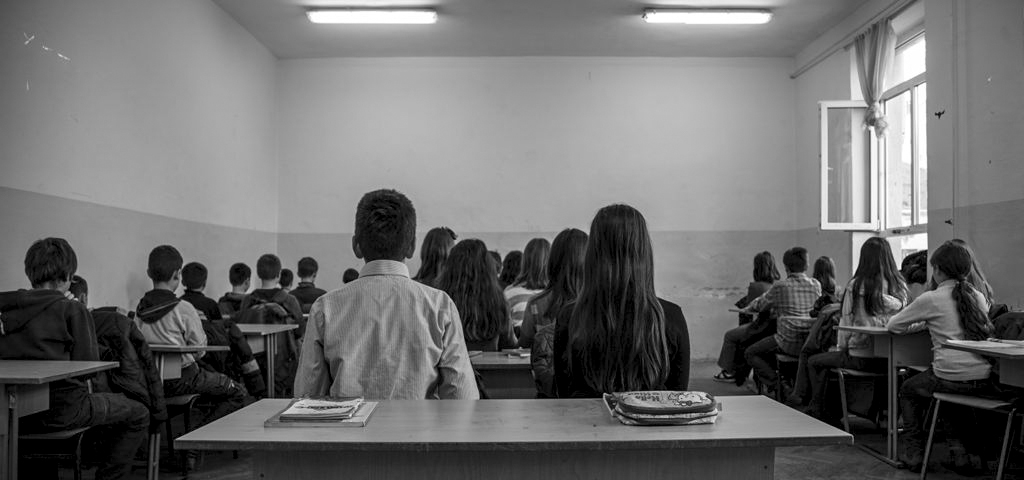 Me qeverinë a me sindikatën?