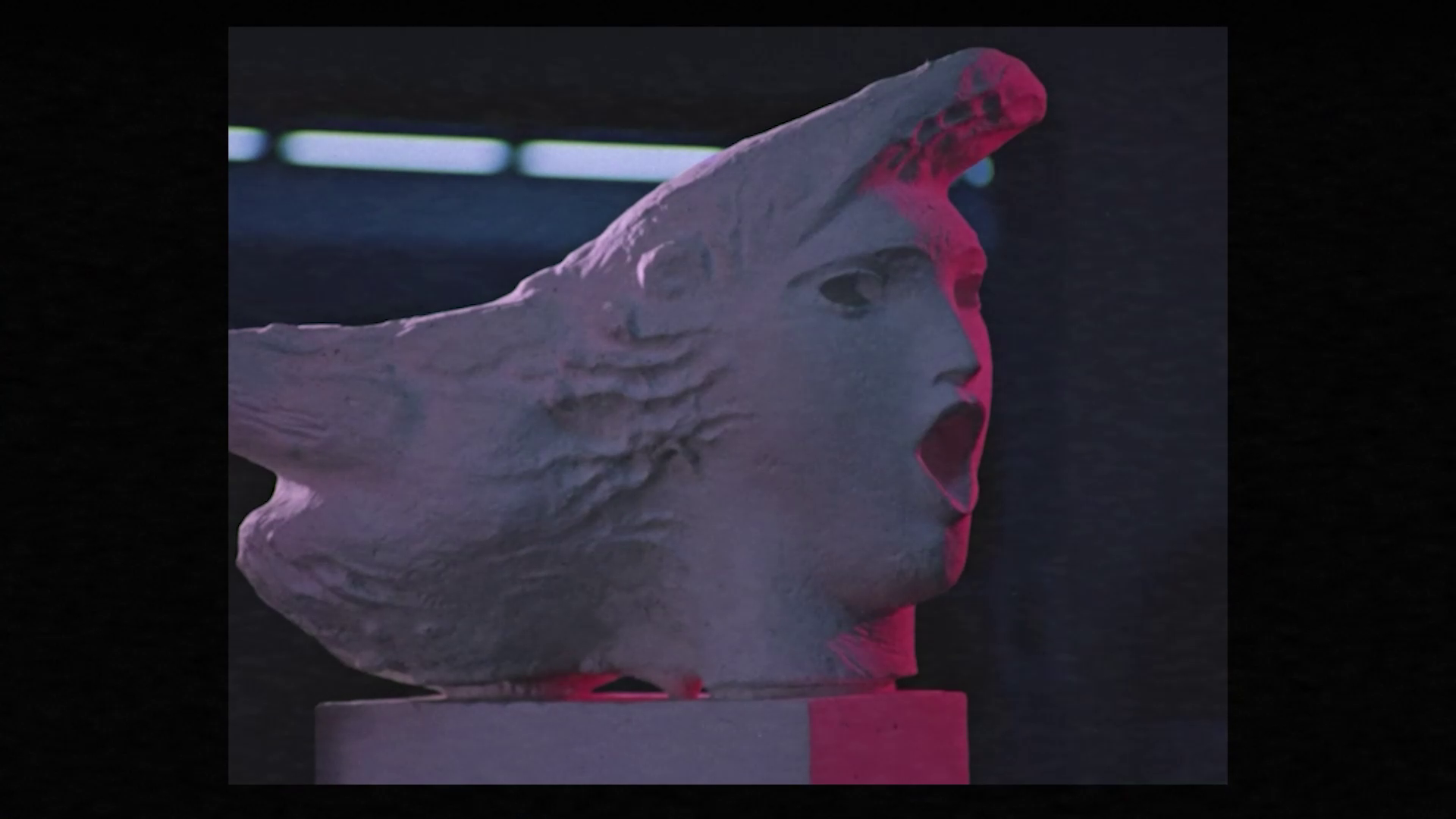 Nuk ka qenë e vështirë sepse rënia e komunizmit është ajo etapa që të çon rrjedhshëm drejt ndryshimit. Ishte një pikë dramaturgjike e imja, hapte një kapitull të ri. Por edhe aty, unë fus qasjen time personale. Për mua, fakti që ra komunizmi, nuk nënkuptonte se tani ishim shoqëri demokratike. Shqipëria ishte në luftë, njerëzit po vriteshin. Dhe unë e kam parë me sy lufte rënien e komunizmit, jo me sy çlirimi. Qasja personale me qasjen historike në film, shkojnë bashkë gjithë kohës.