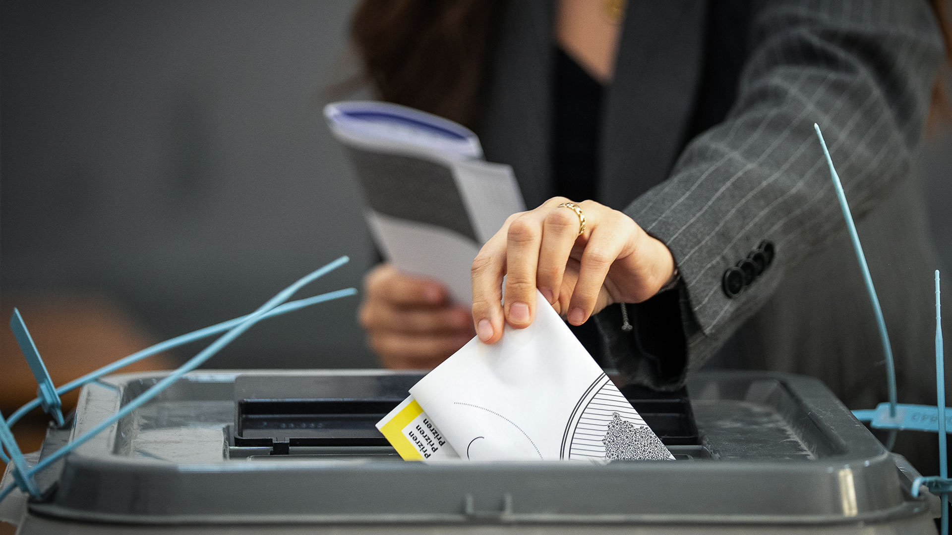 Tight races push Kosovo’s local elections into runoffs