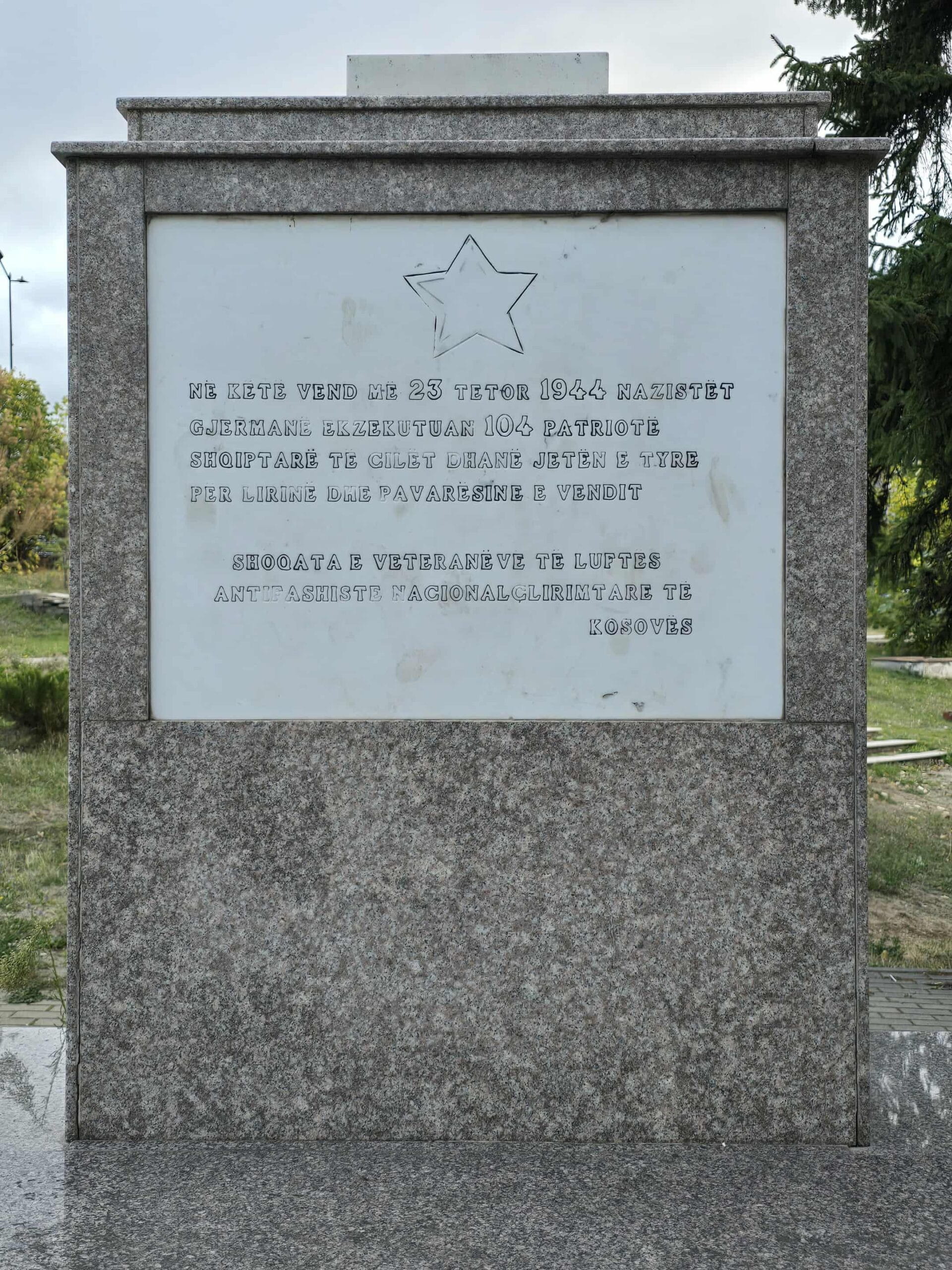 <br />
Ky monument lidhet me një histori pushkatimi gjatë Luftës së Dytë Botërore. Në gazetën e përjavëshme “Bashkimi i Kombit”, në numrin e datës 24 tetor 1944 shkuhej: <br />
<br />
“Natën duke i gdhirë 21 tetori në rrugën e Dibrës u bë një atentat i shëmtuar kundër një automjeti gjerman. Durimi i fuqive të armatosura gjermane mori fund. Masa ndëshkimi: 1. -Lagjja rreth e rrotull vendit të ngjarjes në rrugën e Dibrës, do të shembet. 2. -100 të burgosur komunist prej Tirane e që i përkasin rangut intelektual dhe që ndodhen në fushën e përqendrimit të Prishtinës do të pushkatohen menjëherë për hakmarrje. 3. -80 pjesëtarë të njohur të nacionalçlirimtares në Tiranë do të mbahen peng dhe në rast përsëritje kundër pjesëtarëve të armatës gjermane do të varen. Komanda e Fuqive te Armatosura Gjermane në Shqipëri”.