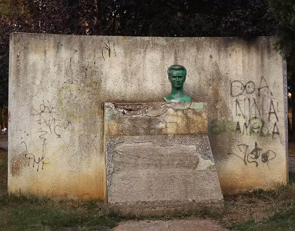 <br />
Sot, nga memoriali i parkut ka mbetur vetëm busti i Ramiz Sadikut, ku deri në mes të vitit 1999, në krahun e tij të djathtë ndodhej edhe busti i Boris Vukmirović, i cili u hoq nga andej dhe u zhduk më 1999, menjëherë pas luftës në Kosovë.<br />
Dyshja Bora dhe Ramizi, u memorializuan edhe në vitin 1963, kur në vendin ku u vranë, u ngrit një obelisk 10 metra i lartë, i dizajnuar nga Miodrag Pecić dhe Svetomir Basara.