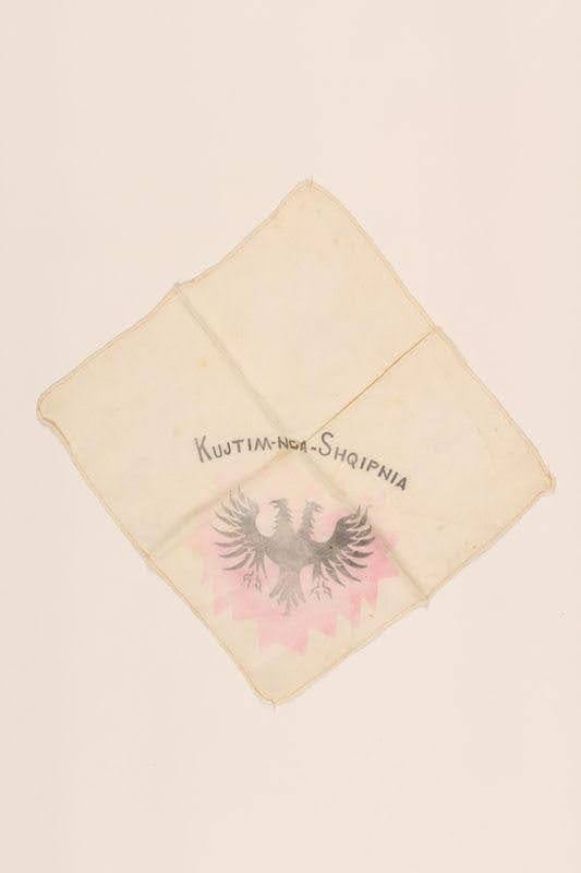 <br />
Ky mindil i bardhë me simbolin kombëtar shqiptar, shqiponjën dykrenare, qëndisur bashkë me mbishkrimin “Kujtim nga Shqipnia”, i përkiste një fëmije hebre 7-vjeçar Jasha Altarac, që arriti t’i shpëtonte Holokaustit falë ndihmës të shqiptarëve. Gjatë pushtimit të Jugosllavisë nga trupat gjermane në prill të vitit 1941, një bombë ra në një shtëpi në Sarajevë, ku po strehohej familja hebreje Altarac, të cilët ishin larguar si refugjatë nga Beogradi. Nga shpërthimi mbeti e vrarë gjyshja dhe motra e Jashas, Lea. Pas varrosjes së tyre, prindërit e Jashas, Majer dhe Mimi (Merjana) Altarac u kthyen në Beogradin e pushtuar nga gjermanët. <br />
Majer Altarac ishte një nga arkitektët më të shquar në Beograd para se të shpërthente Lufta e Dytë Botërore, pasi kishte zbuluar disa burime mermeri dhe gurësh të tjerë në gurore nëpër Jugosllavi, të cilët i përdorte për projektet e tij arkitekturore.